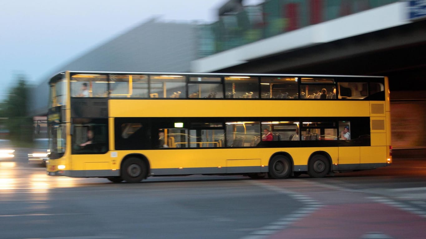 Ein Doppeldeckerbus der Berliner Verkehrsbetriebe (Symbolbild): Auf einer Grünanlage kam das Fahrzeug zum Stehen.