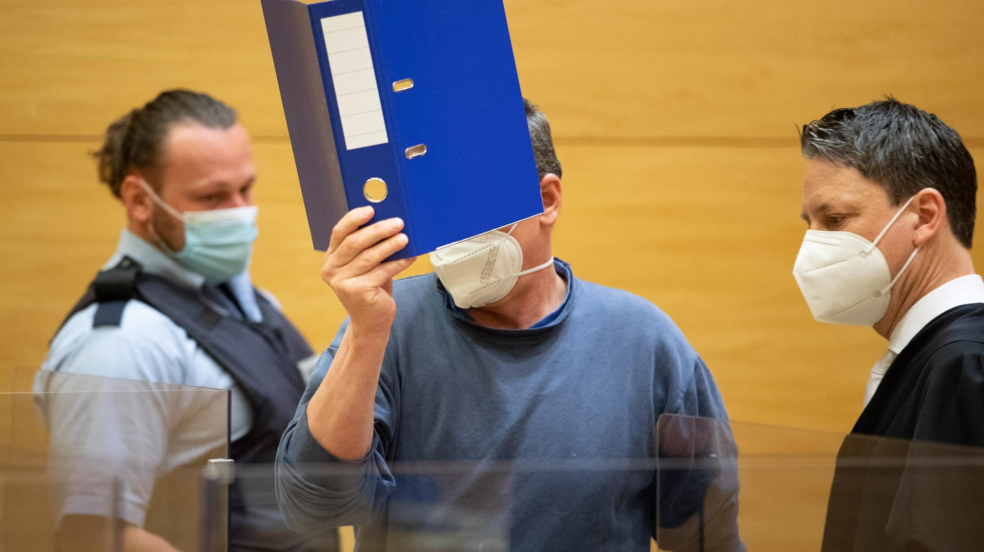 Der Angeklagte betritt im Beisein eines Justizbeamten und seines Verteidigers einen Saal vom Landgericht (Foto): Er soll aus Wut seine Schwägerin erschossen haben, als die 33-Jährige sich schützend vor die von ihm getrennt lebende Ehefrau stellen wollte. Der Angeklagte betritt im Beisein eines Justizbeamten und seines Verteidigers einen Saal vom Landgericht (Foto): Er soll aus Wut seine Schwägerin erschossen haben, als die 33-Jährige sich schützend vor die von ihm getrennt lebende Ehefrau stellen wollte.