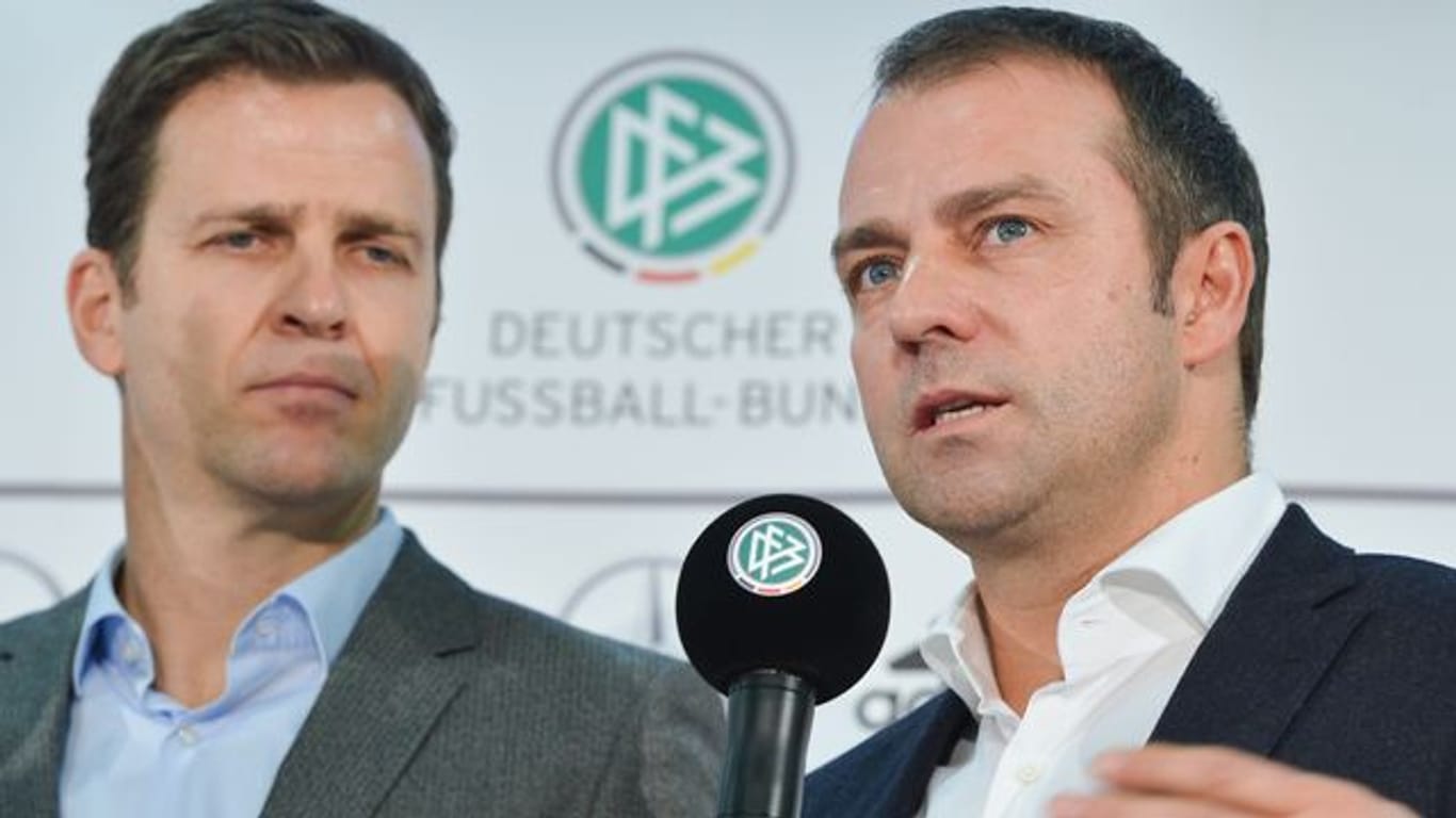 Bald wieder vereint beim DFB? Bundestrainer-Wunschkandidat Hansi Flick (r) und Nationalmannschafts-Direktor Oliver Bierhoff.