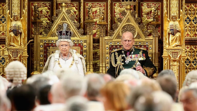 Die Queen und Prinz Philip bei der Parlamentseröffnung im Mai 2016: Damals noch mit Krone und zwei Thronen.
