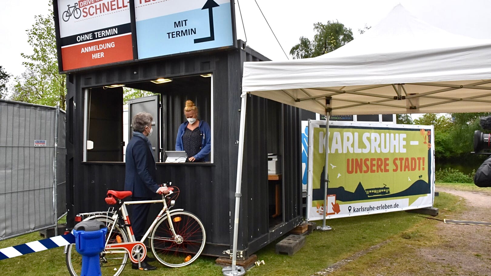 Oberbürgermeister Frank Mentrup radelt in die Teststation: In Karlsruhe gibt es nun ein Schnelltest-Zentrum für Radfahrer.