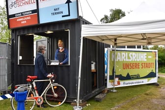 Oberbürgermeister Frank Mentrup radelt in die Teststation: In Karlsruhe gibt es nun ein Schnelltest-Zentrum für Radfahrer.