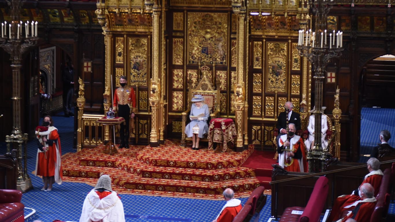 Die Queen saß allein im Zentrum: Sie verlas die Regierungserklärung.