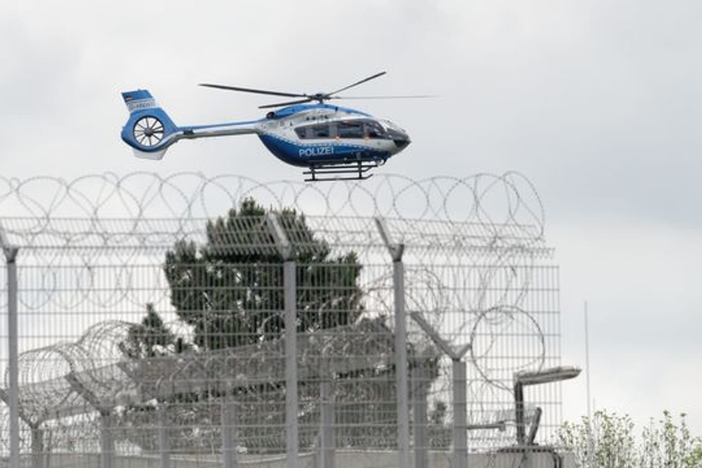 Ein Hubschrauber der Polizei startet vom Gelände der JVA Ossendorf in Köln.