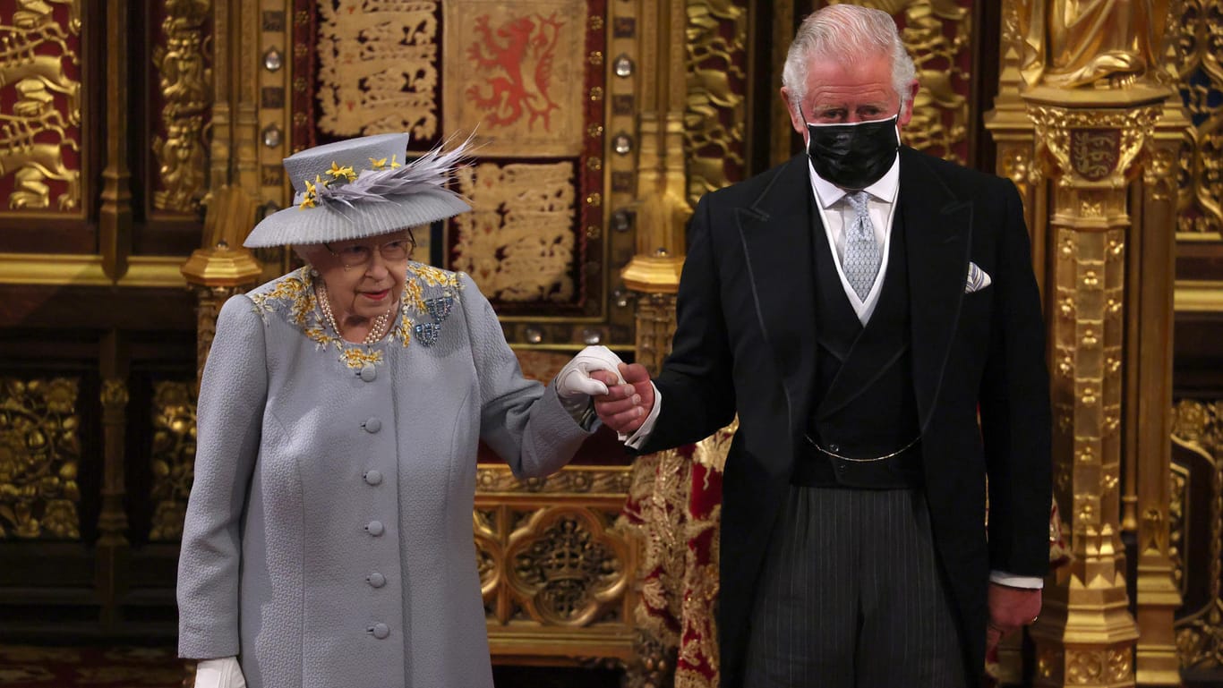 Queen Elizabeth II. mit ihren Sohn: Prinz Charles geleitete seine Mutter zu ihrem Thron und wieder aus dem House of Lords heraus.