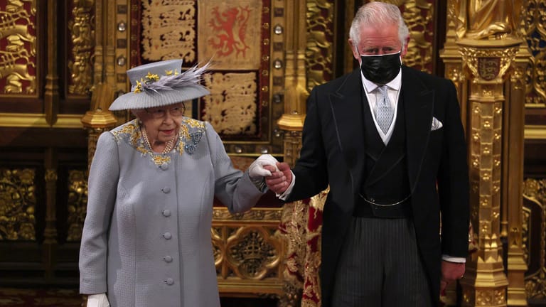 Queen Elizabeth II. mit ihren Sohn: Prinz Charles geleitete seine Mutter zu ihrem Thron und wieder aus dem House of Lords heraus.