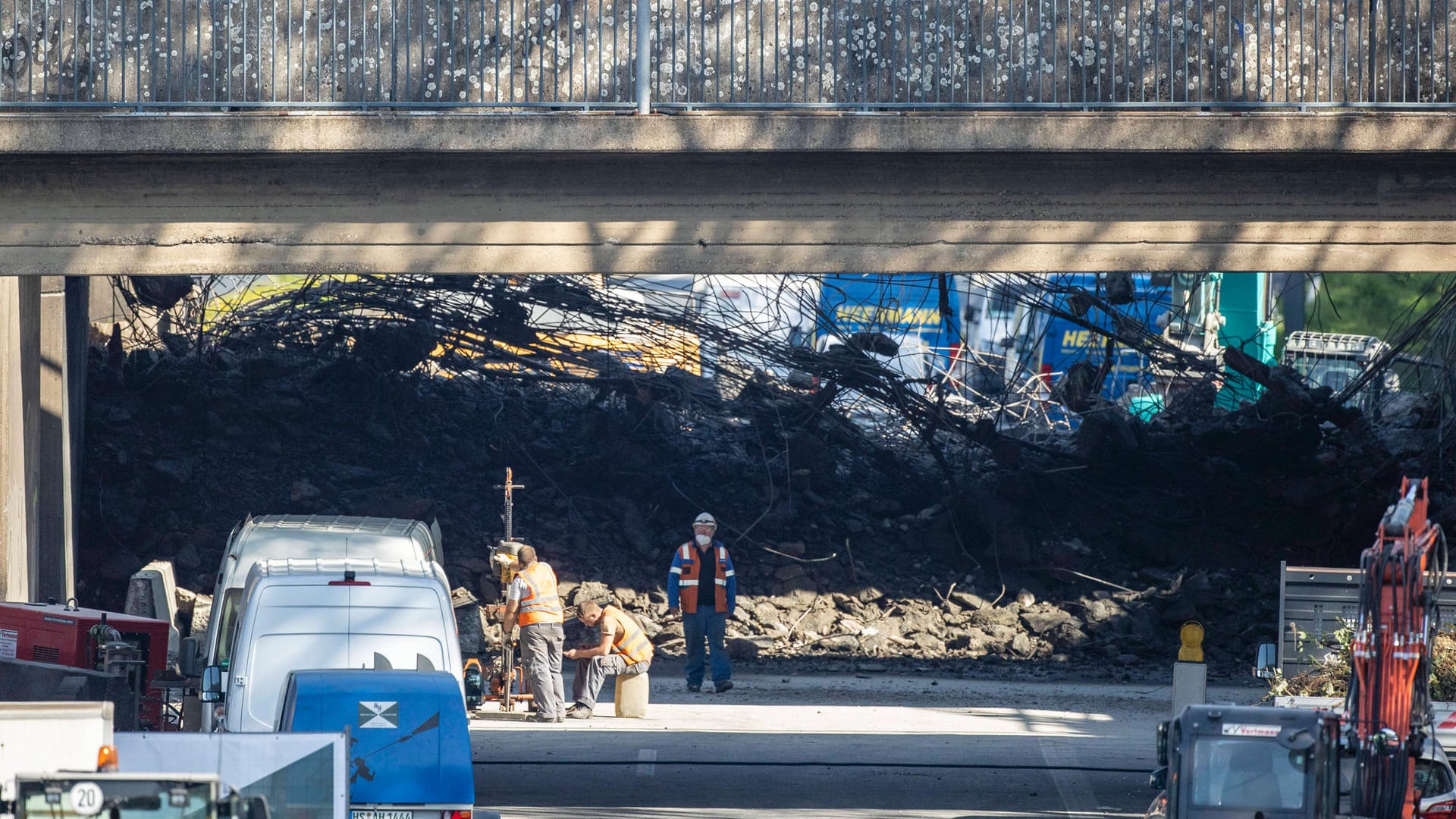 Beginn der Abrissarbeiten der Eisenbahnbrücke (Archivbild): In den kommenden Wochen werden Behelfsbrücken aufgebaut.