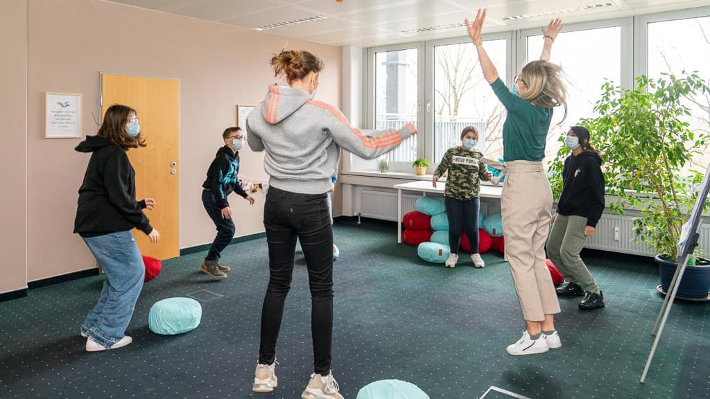 Glückslehrerin Marina Usow und ihre Schüler springen durchs Klassenzimmer: Beim Glücksunterricht geht es auch darum, Neues auszuprobieren.