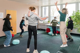 Glückslehrerin Marina Usow und ihre Schüler springen durchs Klassenzimmer: Beim Glücksunterricht geht es auch darum, Neues auszuprobieren.