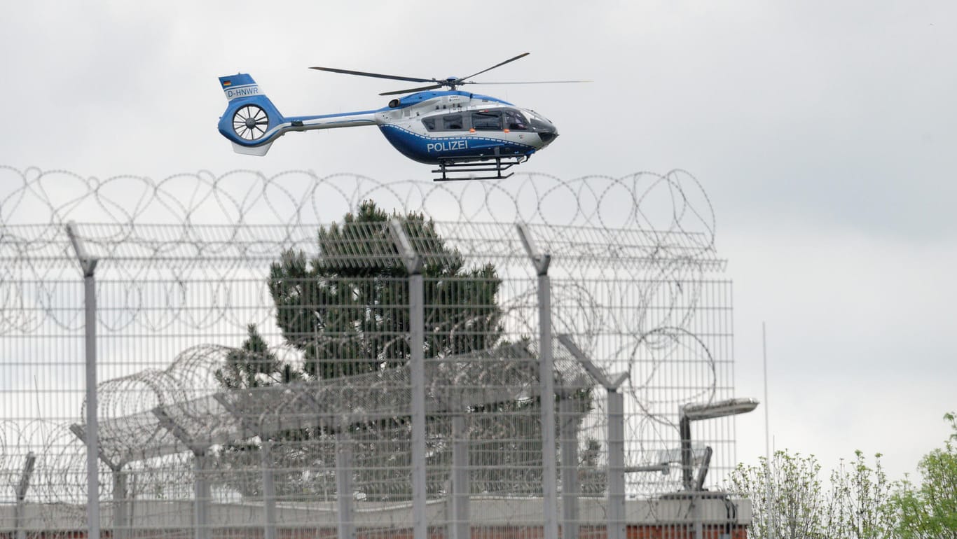 Ein Hubschrauber der Polizei startet vom Gelände der JVA Ossendorf: Der frühere Reemtsma-Entführer und mutmaßliche Räuber Thomas Drach ist von den Niederlanden an Deutschland ausgeliefert und in Köln inhaftiert worden.