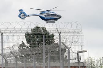 Ein Hubschrauber der Polizei startet vom Gelände der JVA Ossendorf: Der frühere Reemtsma-Entführer und mutmaßliche Räuber Thomas Drach ist von den Niederlanden an Deutschland ausgeliefert und in Köln inhaftiert worden.