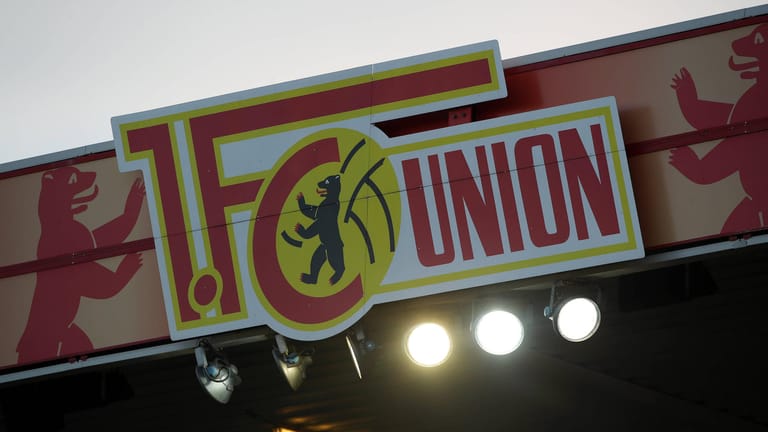 Union-Logo Emblem am Dach Flutlicht Scheinwerfer feature / / Fußball Fussball / DFL Bundesliga Herren / Saison 2020/2021