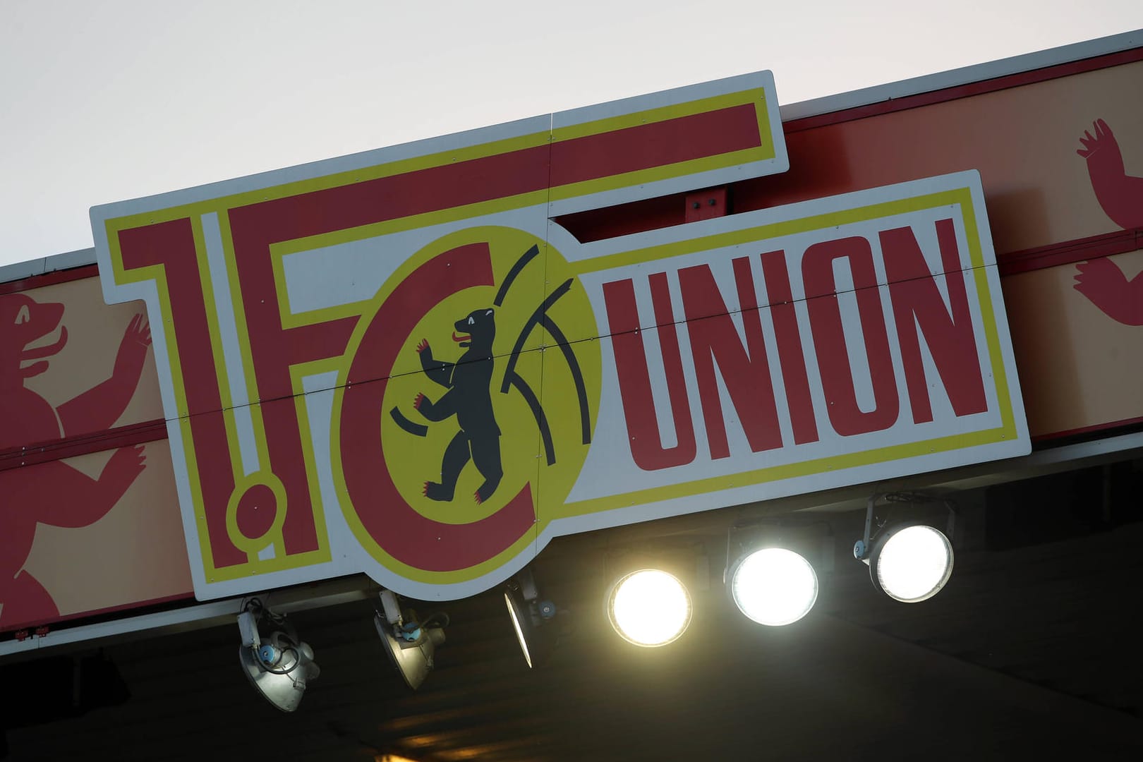 Union-Logo Emblem am Dach Flutlicht Scheinwerfer feature / / Fußball Fussball / DFL Bundesliga Herren / Saison 2020/2021