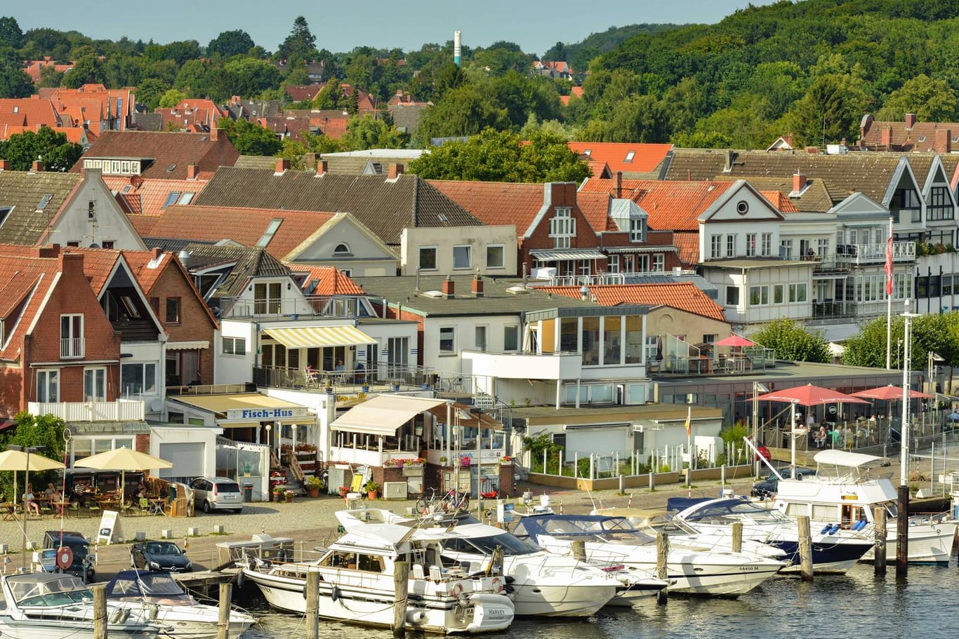 Sommerbetrieb an der Hafenmeile in Travemünde (Symbolbild): An vielen Orten in Schleswig-Holstein gibt es Lockerungen für den Tourismus.