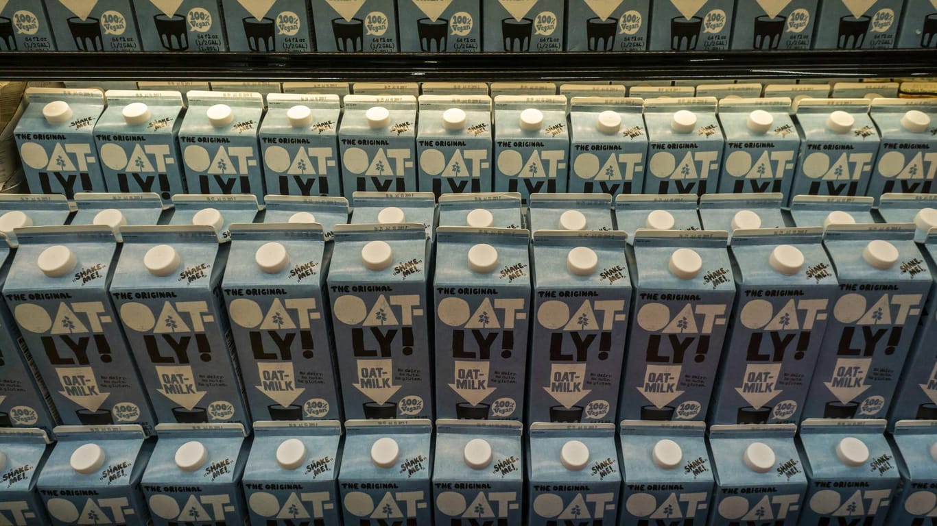 Tetrapaks der Marke Oatly in einem Supermarkt: Der Haferdrinkhersteller drängt an die Börse.