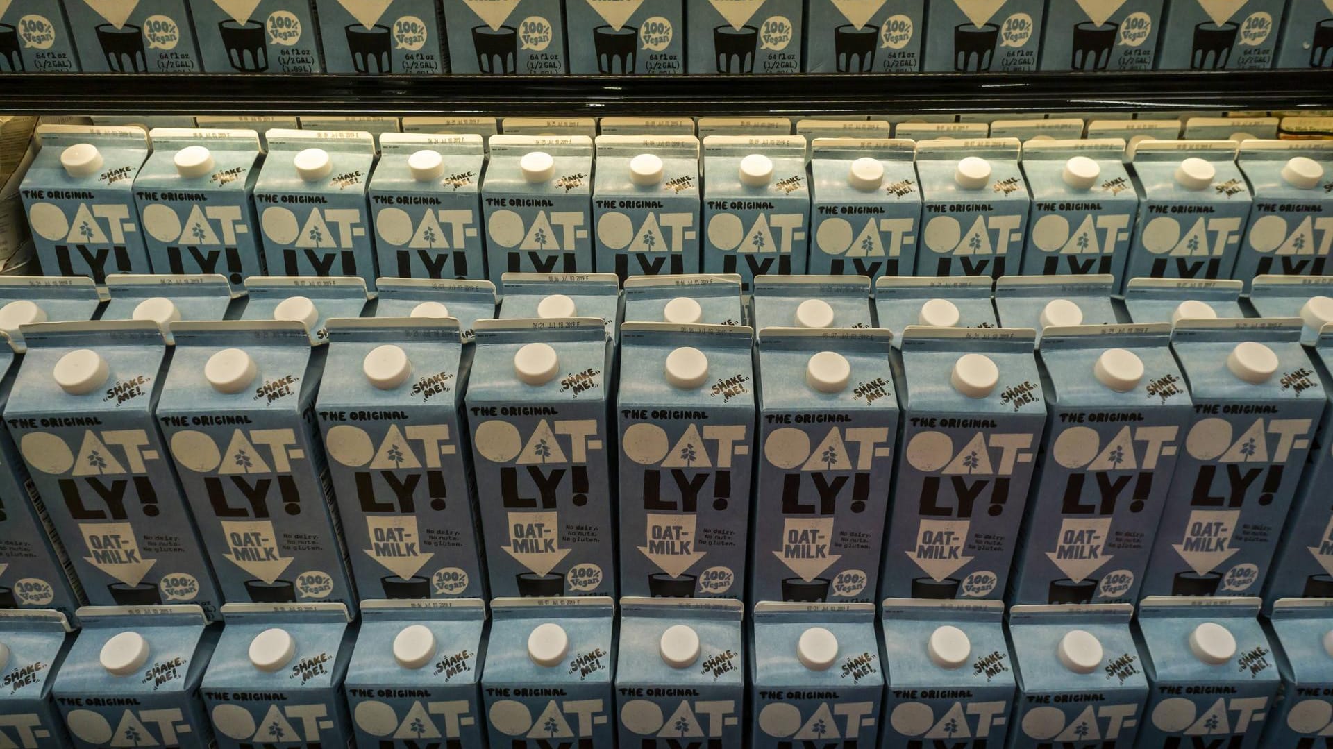 Tetrapaks der Marke Oatly in einem Supermarkt: Der Haferdrinkhersteller drängt an die Börse.