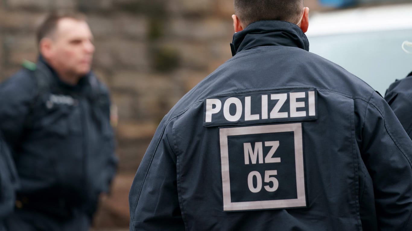 Ein Polizist in Mainz (Symbolbild): Die Polizei ermittelt gegen den handgreiflich gewordenen 25-Jährigen.