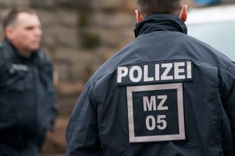 Ein Polizist in Mainz (Symbolbild): Die Polizei ermittelt gegen den handgreiflich gewordenen 25-Jährigen.