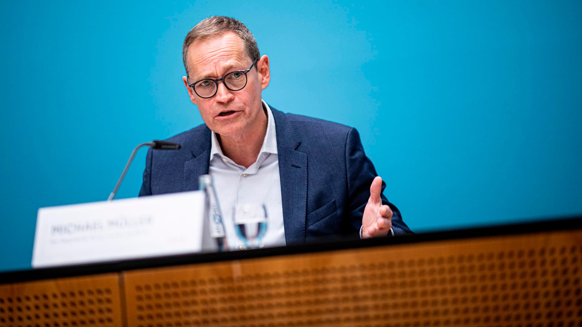 Michael Müller spricht auf der Pressekonferenz des Berliners Senat über mögliche Lockerungen der Corona-Beschränkungen.