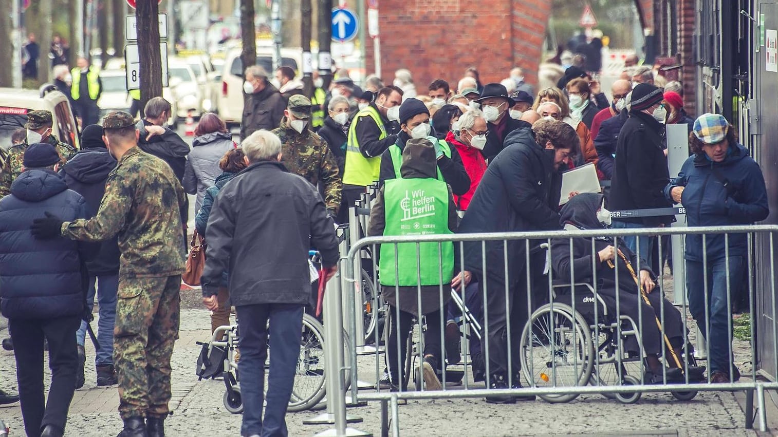 Lange Schlange vor einem Impfzentrum in Berlin: Impfzentren beschweren sich zunehmend über Impfdrängler.