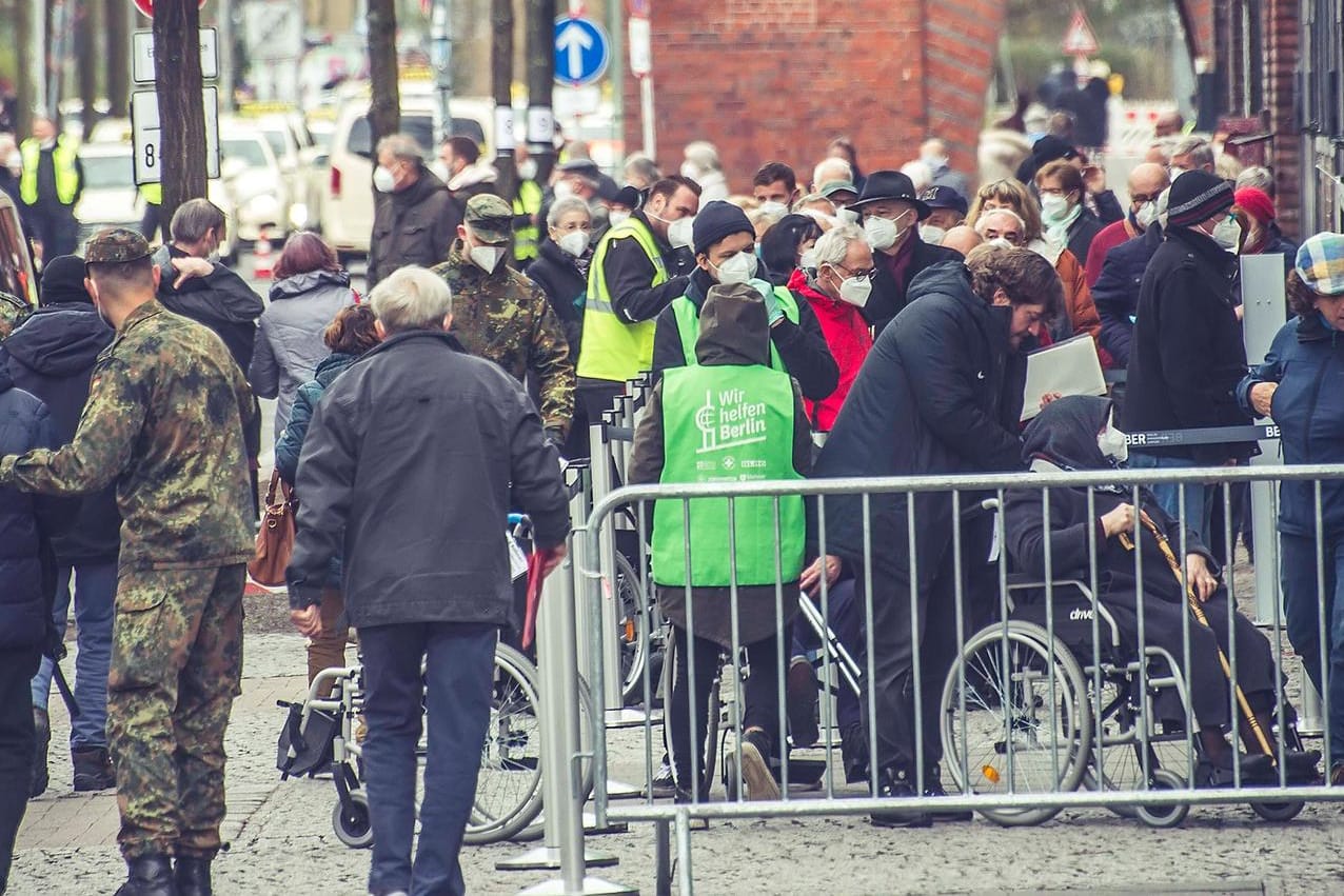 Lange Schlange vor einem Impfzentrum in Berlin: Impfzentren beschweren sich zunehmend über Impfdrängler.