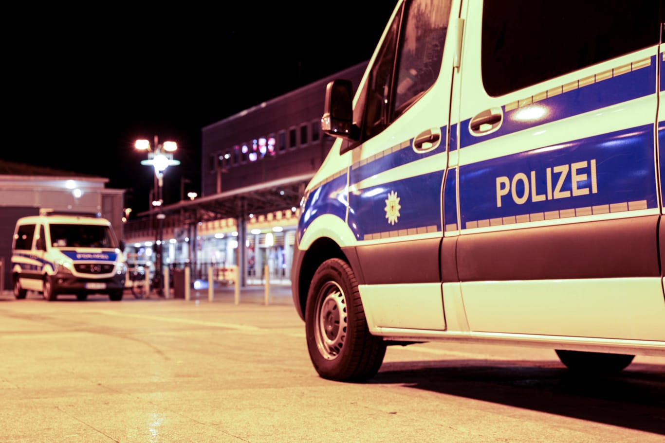 Polizeifahrzeuge vor dem Dortmunder Hauptbahnhof (Archivbild): Die Polizei hofft, dass die Fußballfans die Corona-Regeln im Falle eines Sieges einhalten.