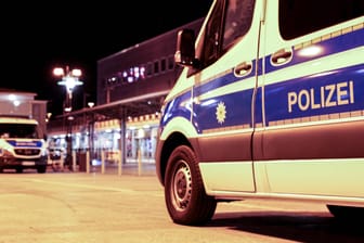 Polizeifahrzeuge vor dem Dortmunder Hauptbahnhof (Archivbild): Die Polizei hofft, dass die Fußballfans die Corona-Regeln im Falle eines Sieges einhalten.