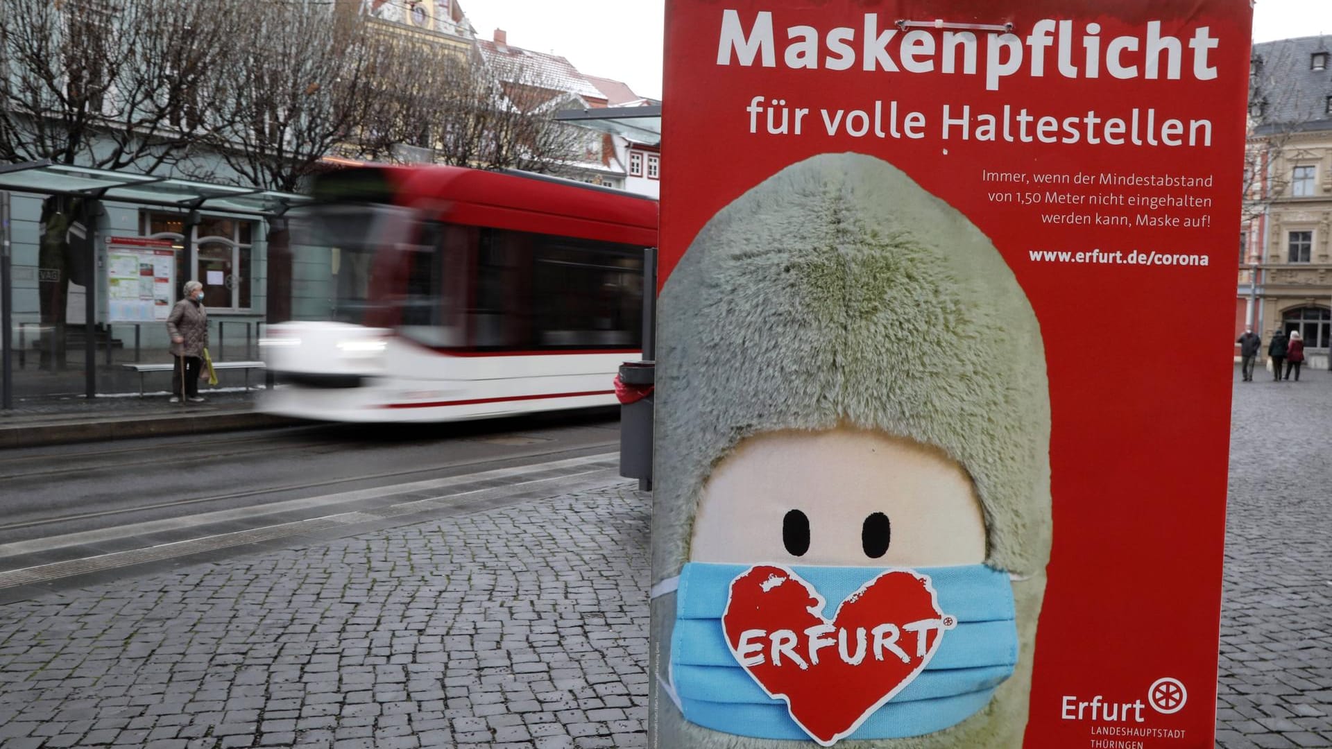 Erfurt 06.01.2021 , Erfurt, Schild bei einer Strassenbahnhaltestelle am Fischmarkt - Maskenpflicht für volle Haltestelle