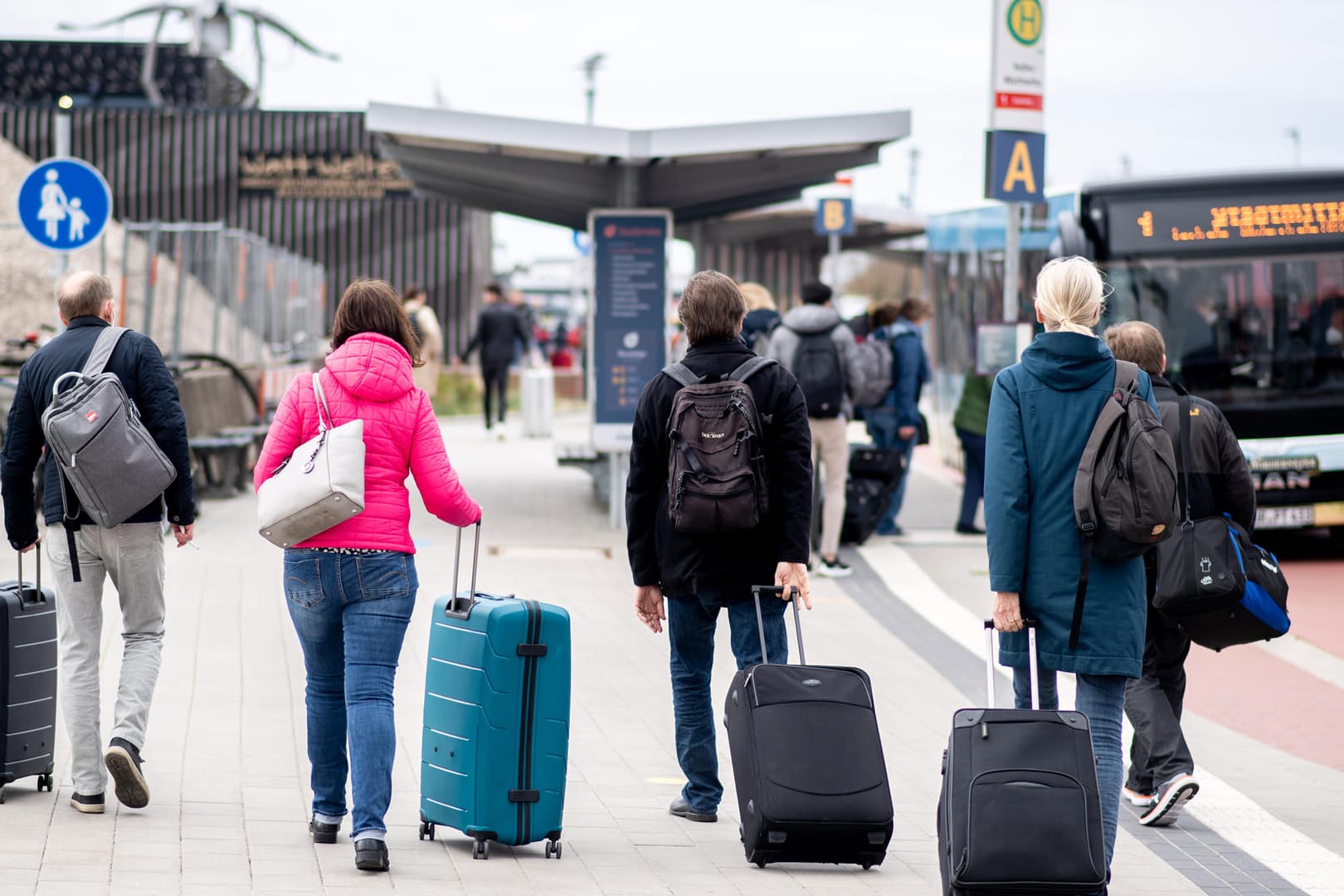 Touristen auf Norderney in Niedersachsen: Ab Mitte Juni soll der Tourismus bundesweit und abgestimmt wieder öffnen.