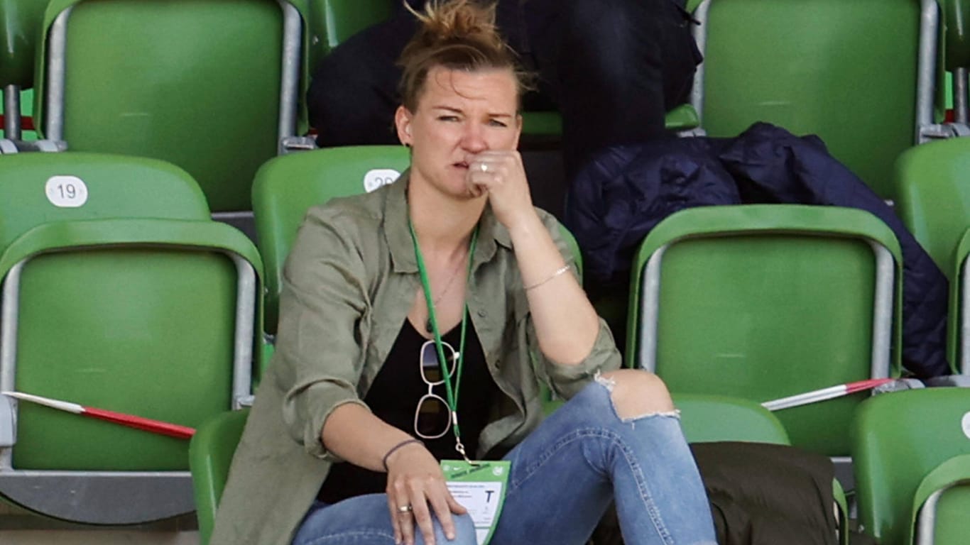 Aleandra Popp sitzt beim Spiel gegen den FC Bayern München auf der Zuschauertribüne: Wegen ihrer Knieverletzung wird sie mehrere Wochen ausfallen.