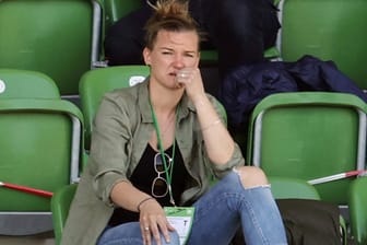 Aleandra Popp sitzt beim Spiel gegen den FC Bayern München auf der Zuschauertribüne: Wegen ihrer Knieverletzung wird sie mehrere Wochen ausfallen.