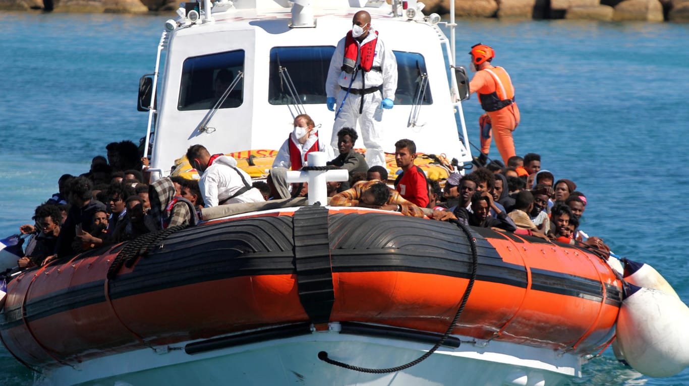 Migranten erreichen den Hafen von Lampedusa: Über 2.000 Menschen erreichten innerhalb von 24 Stunden die italienische Küste.