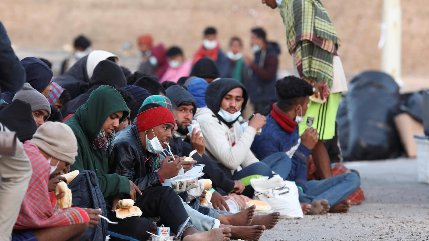 Migranten auf Lampedusa: Die Menschen mussten im Freien schlafen.