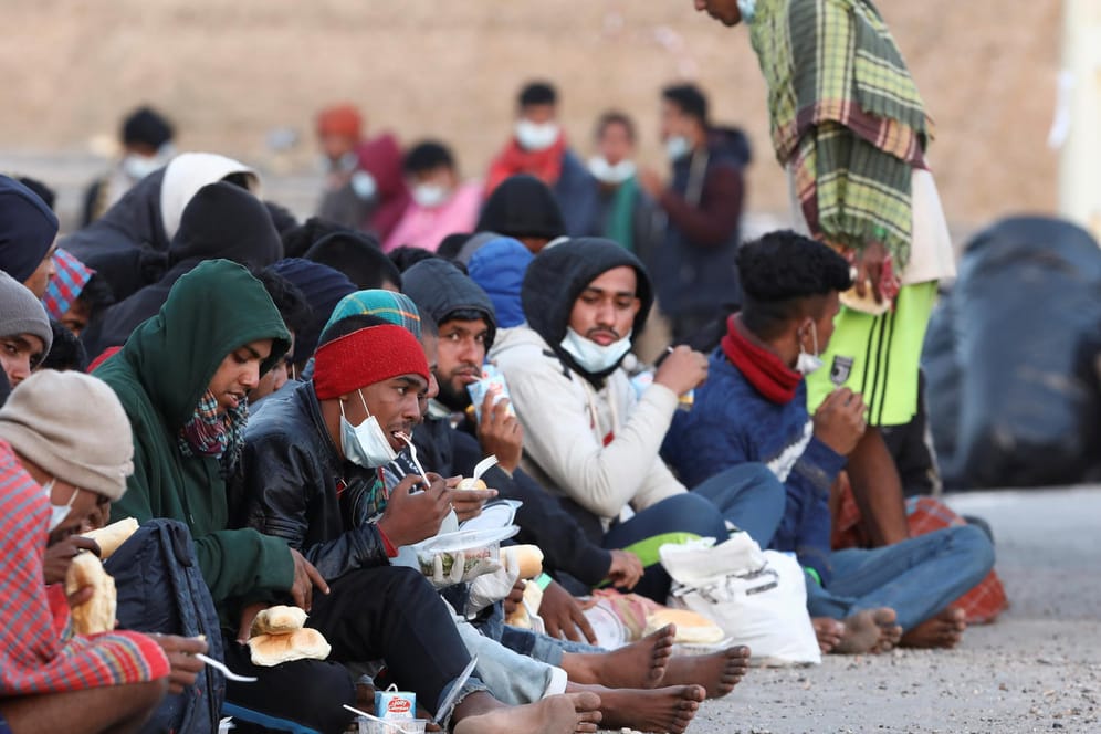 Migranten auf Lampedusa: Die Menschen mussten im Freien schlafen.