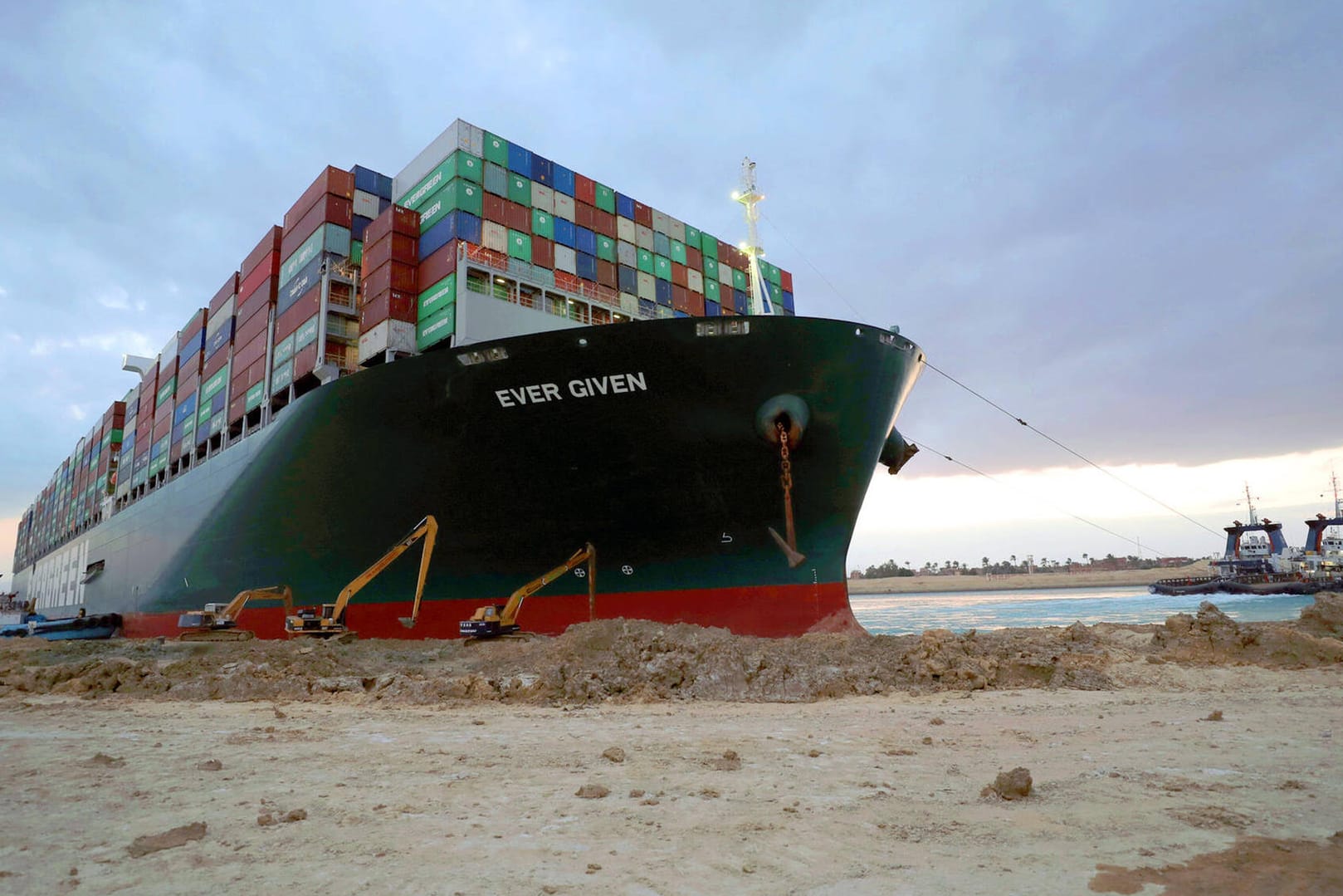 Das Containerschiff "Ever Given" hatte Ende März tagelang den Suezkanal blockiert (Archivbild): Nun soll die Wasserstraße breiter werden.