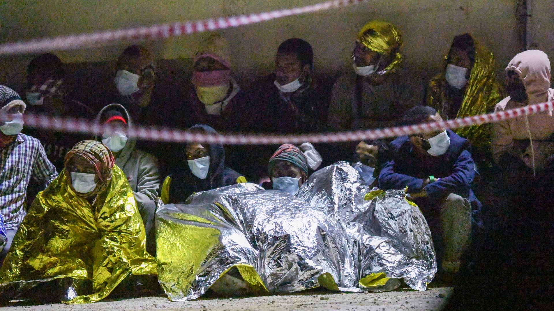 Migranten auf Lampedusa: Viele haben nur einen Rucksack oder eine Plastiktüte bei sich, in der sie die wichtigsten persönlichen Gegenstände bei sich tragen.