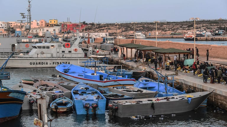Die Boote der Migranten im Hafen von Lampedusa: Die gefährliche Überfahrt der Menschen gerät im politischen Geschehen oft in den Hintergrund.