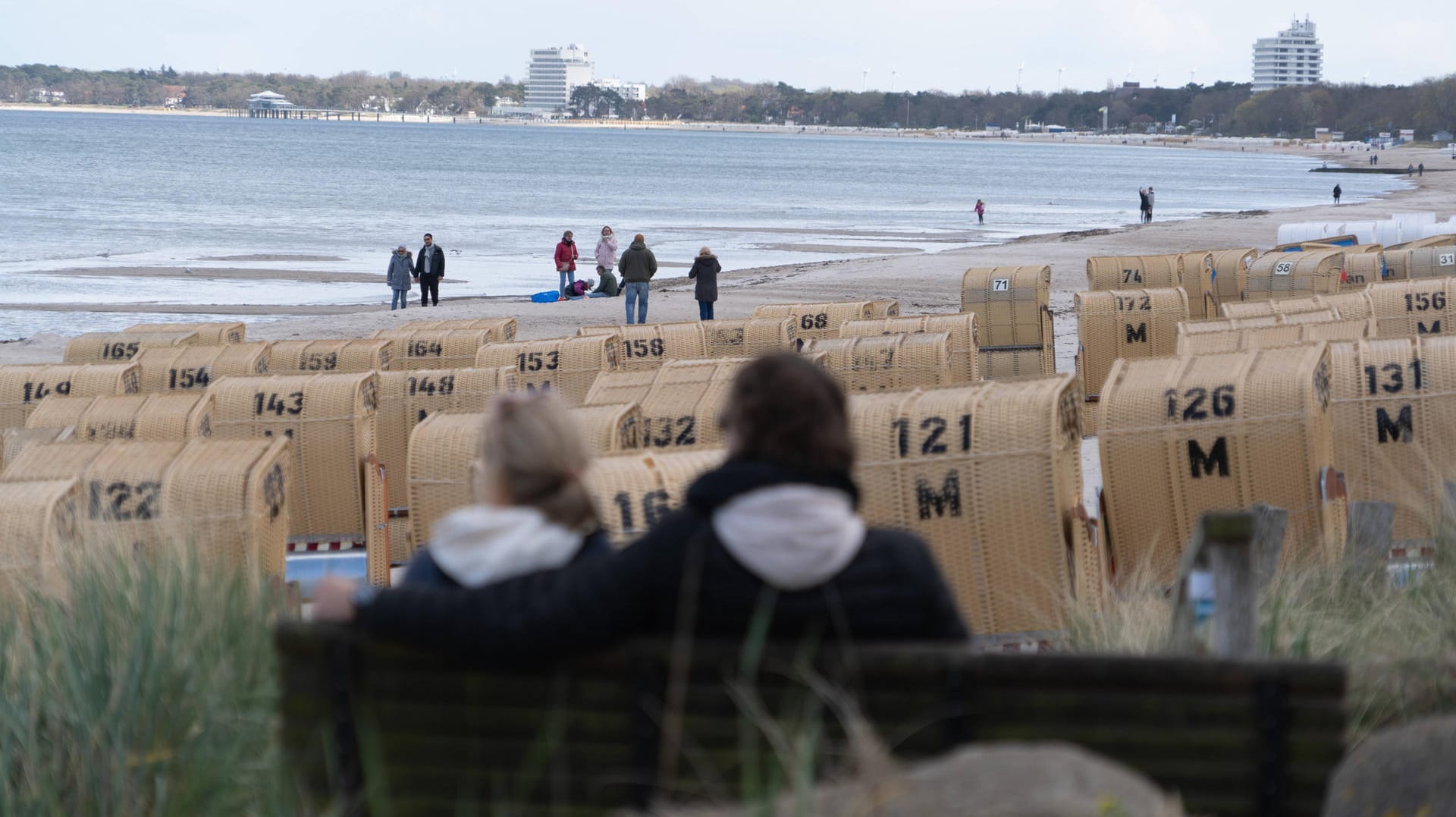 Strand an der Lübecker Bucht: Die sommerlichen Temperaturen sind vorerst in Deutschland vorbei. Strand an der Lübecker Bucht: Die sommerlichen Temperaturen sind vorerst in Deutschland vorbei.