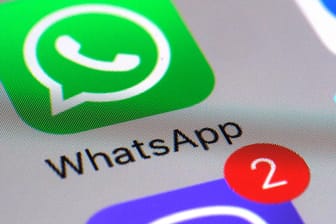 Das Icon von WhatsApp ist auf einem Smartphone zu sehen: Es gibt Alternativen zu der Messenger-App von Facebook.