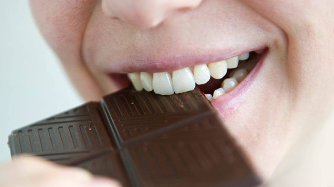 Ein Blick auf den Kakaogehalt der dunklen Schokolade verrät: Je mehr Kakao, desto mehr Fett und desto weniger Zucker ist in der Schokolade enthalten.