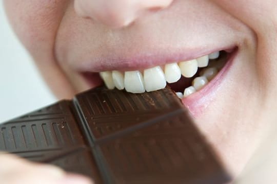 Ein Blick auf den Kakaogehalt der dunklen Schokolade verrät: Je mehr Kakao, desto mehr Fett und desto weniger Zucker ist in der Schokolade enthalten.