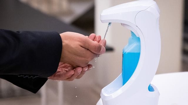 Sind die Hände nicht verschmutzt, ist Desinfizieren im Vergleich zum Waschen die hautschonendere Option. Sind die Hände nicht verschmutzt, ist Desinfizieren im Vergleich zum Waschen die hautschonendere Option.