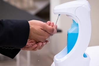 Sind die Hände nicht verschmutzt, ist Desinfizieren im Vergleich zum Waschen die hautschonendere Option.