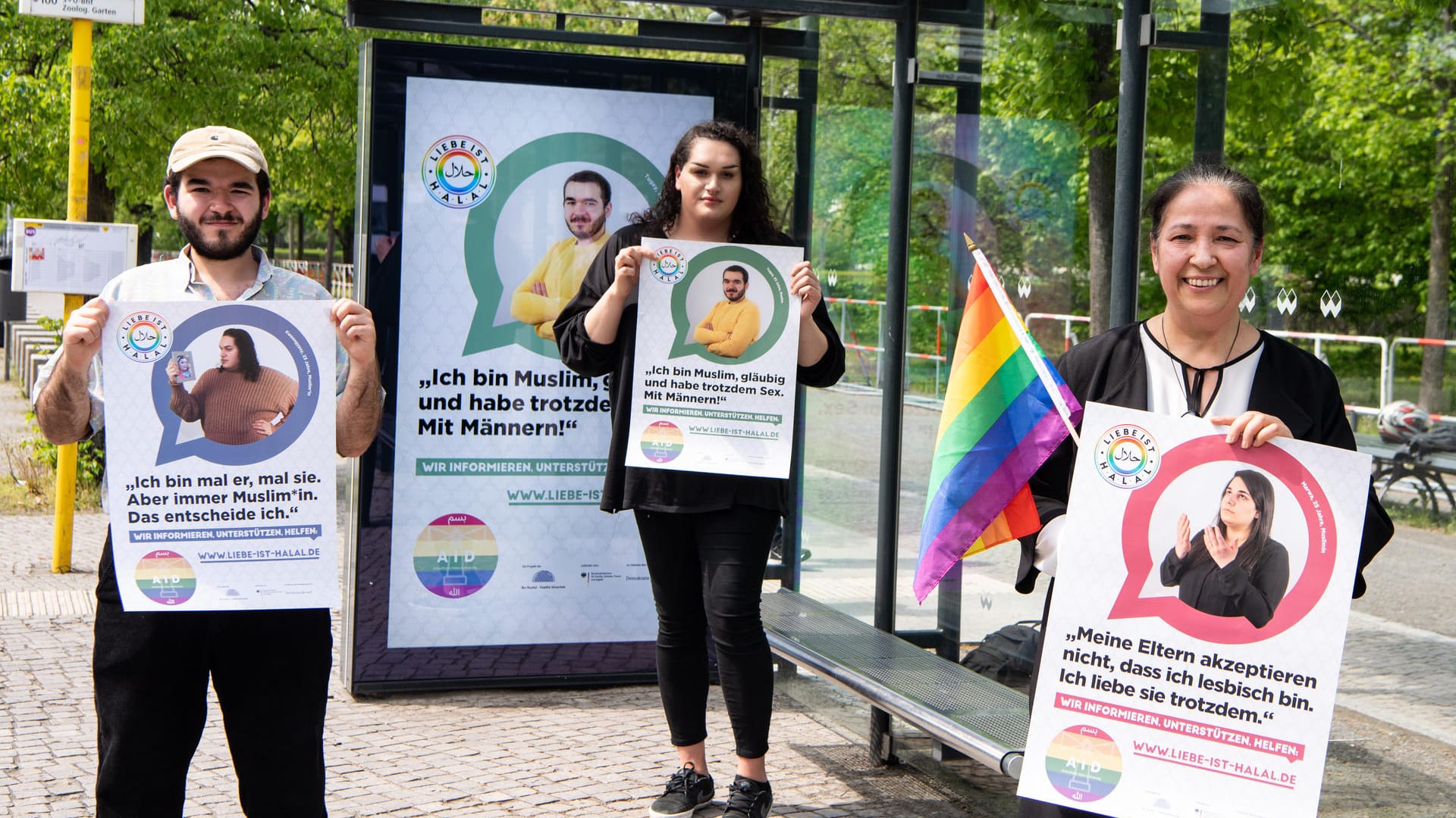 Seyran Ates (r.), geschäftsführende Gesellschafterin der Ibn Rushd-Goethe Moschee, mit den Models Tugay (l.) und Kweengypsy: Sie halten Plakate der Akzeptanzkampagne für queere Musliminnen und Muslime in der Hand.