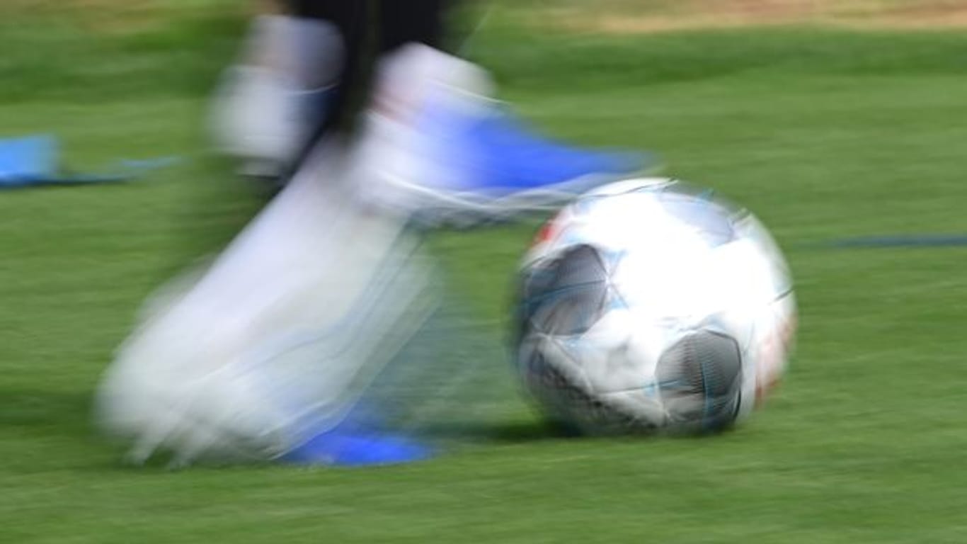 In den Niederlanden dürfen Frauen ab der nächsten Spielzeit gemeinsam mit Männern in allen Amateurligen Fußball spielen.