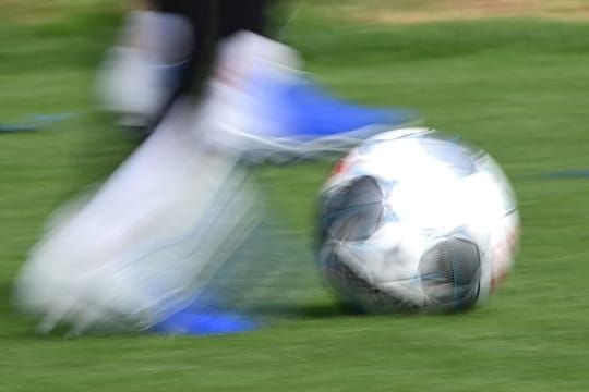 In den Niederlanden dürfen Frauen ab der nächsten Spielzeit gemeinsam mit Männern in allen Amateurligen Fußball spielen.