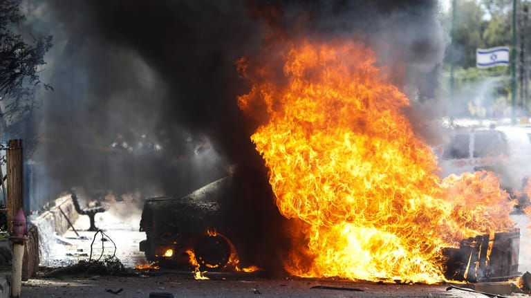 Ashkelon, südlich des Gazastreifens: Nach einem Raketenangriff palästinensischer Extremisten steht ein Auto in Flammen.