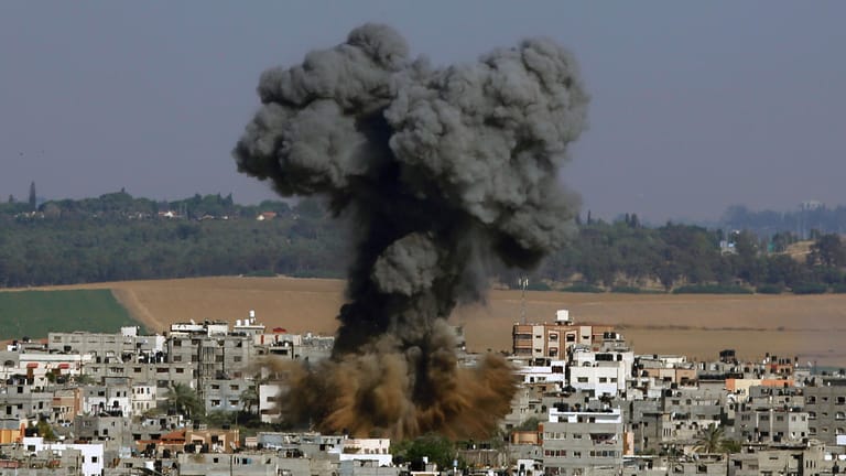 Heftige Expolsion in Gaza-Stadt: Die israelische Luftwaffe flog seit Montag mehrere Dutzend Angriffe.