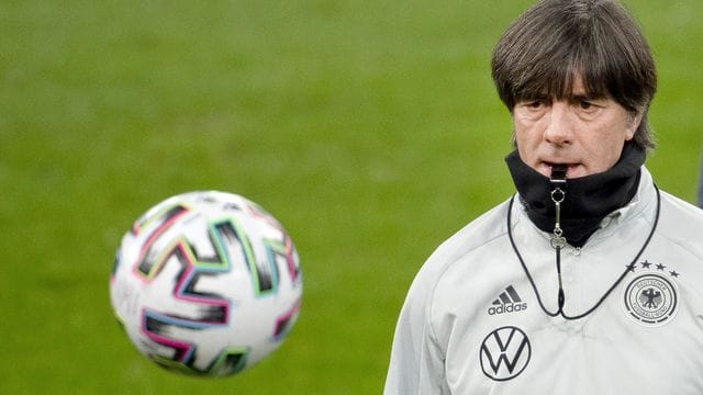 Bundestrainer Joachim Löw hat seinen Abschied nach der EM im Sommer angekündigt. Bundestrainer Joachim Löw hat seinen Abschied nach der EM im Sommer angekündigt.
