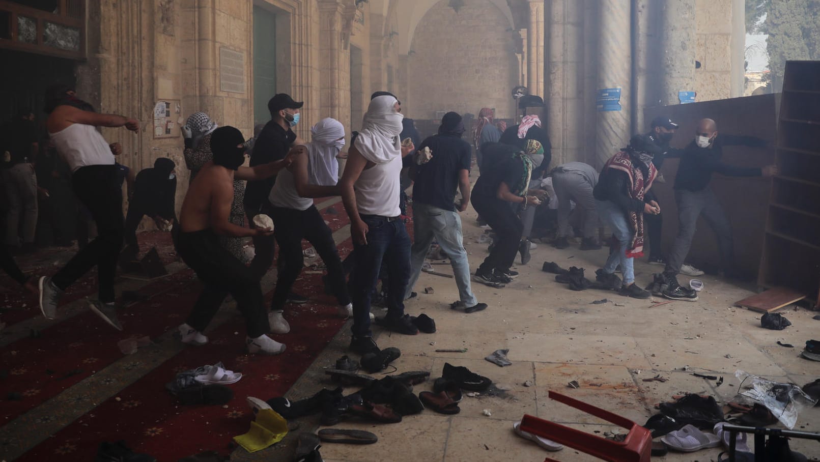 Palästinenser liefern sich vor der Al-Aksa-Moschee in Jerusalem Auseinandersetzungen mit der Polizei: Die Lage im Nahen Osten spitzt sich weiter zu.